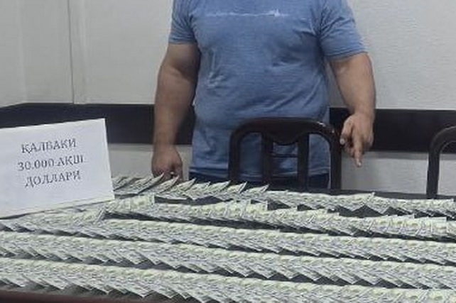 В Намангане задержан мужчина с 30 тысячами долларов фальшивой валюты