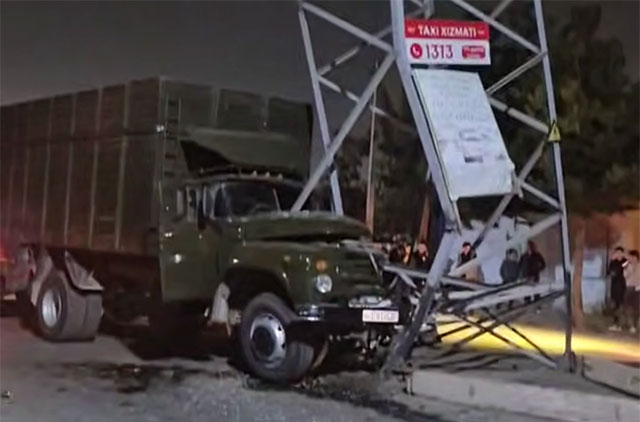 Столкновение грузовика с опорой обесточило части Андижана и районов