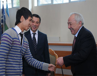 UFF President awards Uzbekistan U-19 players