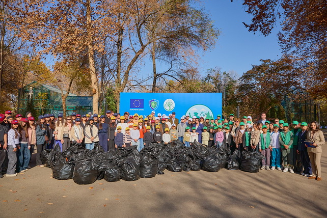 Делегация ЕС и волонтёры провели уборку в Ташкентском ботаническом саду в рамках «Недели зеленой дипломатии»