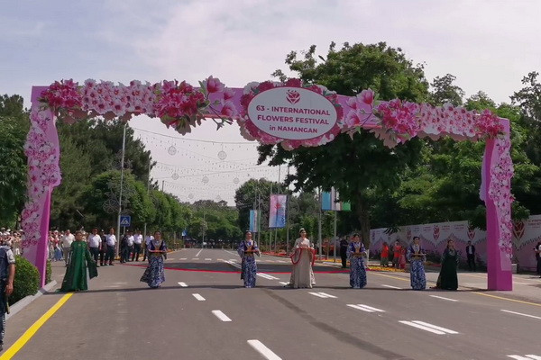 В Намангане стартовал 63-й «Международный фестиваль цветов»