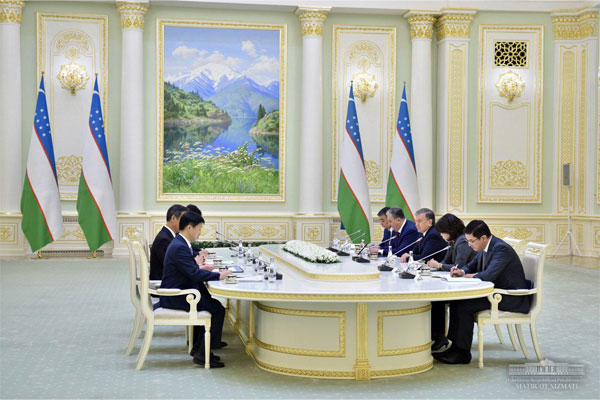 Шавкат Мирзиёев Корея Республикаси Бош вазири ўринбосари, стратегия ва молия вазирини қабул қилди