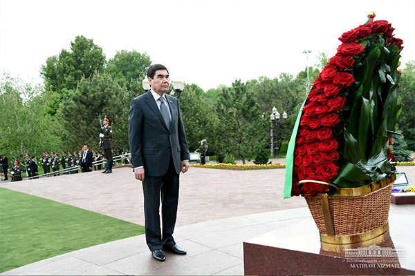 Туркманистон Президенти Мустақиллик ва эзгулик монументи пойига гул қўйди