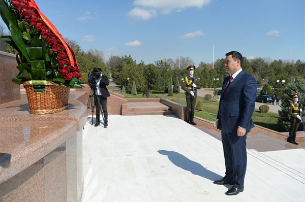 Президент Кыргызской Республики возложил цветы к монументу «Независимости и гуманизма»