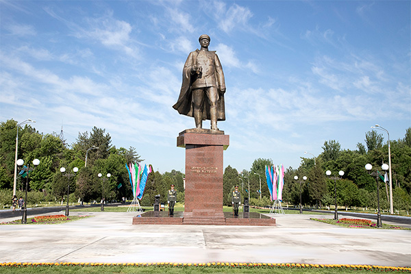 Ўзбек қаҳрамони Собир Раҳимовнинг ҳайкали ўзининг тарихий жойига ўрнатилди