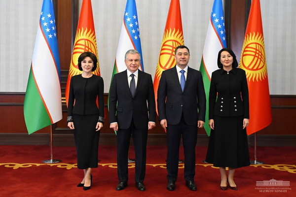 Uzbek President Shavkat Mirziyoyev arrives in Bishkek