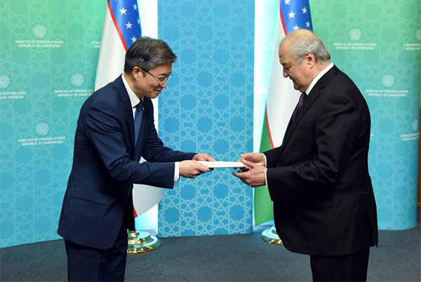 Uzbek FM receives the new Ambassador of the Republic of Korea