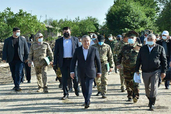 Shavkat Mirziyoyev talks with local residents returning to their homes