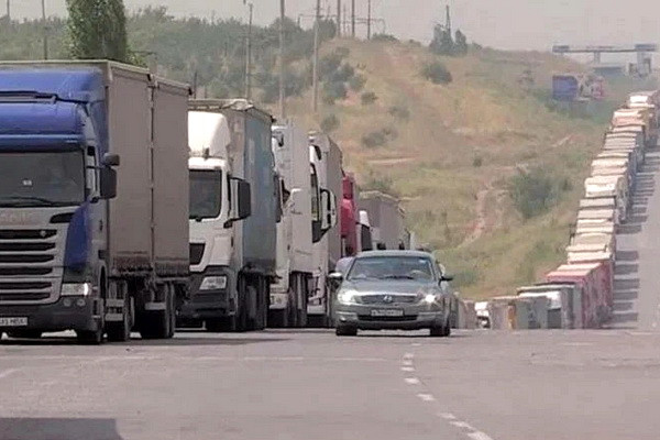 Погранично-таможенные посты Узбекистана и Казахстана работают в усиленном режиме