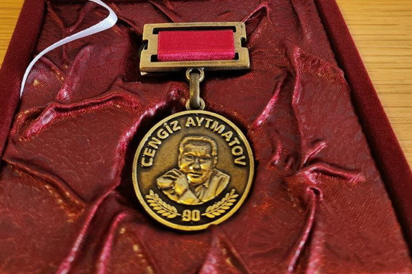 Uzbek boxing coach awarded Chingiz Aitmatov medal