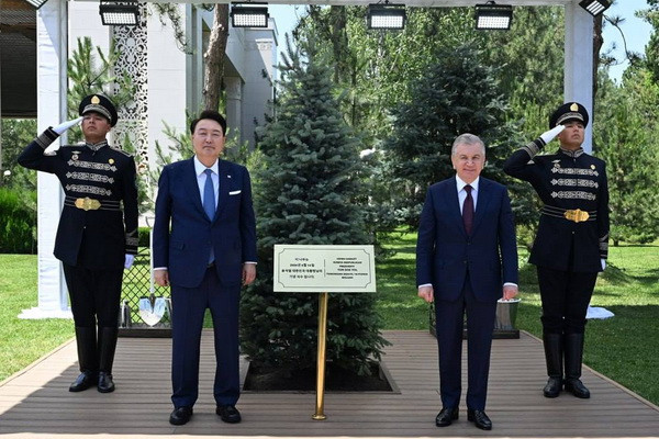 Presidents of Uzbekistan and the Republic of Korea planted a tree together
