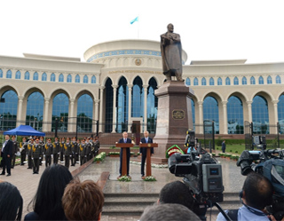Ислам Каримов и Нурсултан Назарбаев открыли новое здание Посольства Казахстана и памятник Абаю