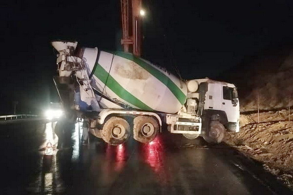 HOWO truck driver lost control and rolled over into roadside ditch