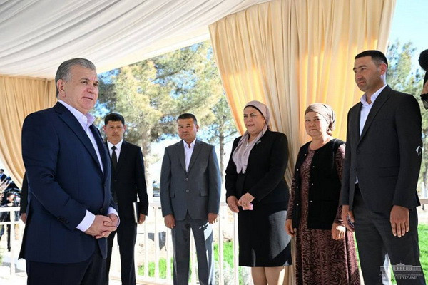 Uzbek President talks with Surkhandarya farmers