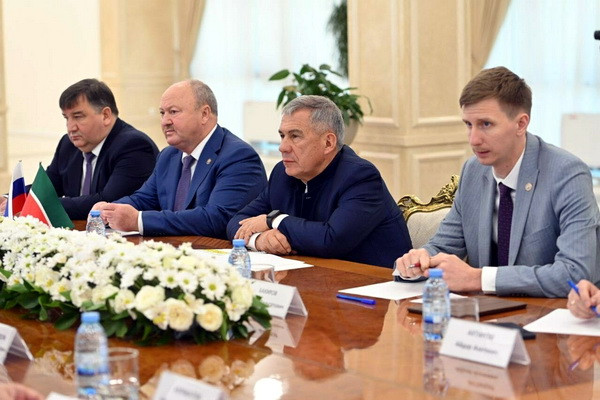 Хоким Джизакской области провел переговоры с Президентом Татарстана