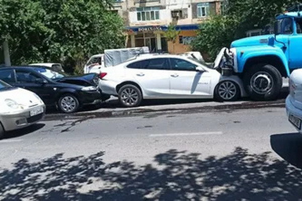 Six cars involved in an accident in Tashkent