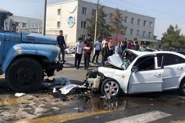 В Намангане арендованная подростками Gentra попала в аварию