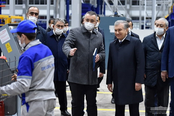 Shavkat Mirziyoyev gets acquainted with the activities of the modern cluster of building materials