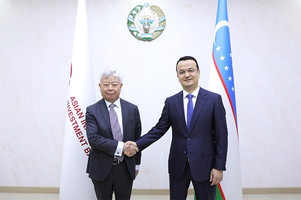 Minister of Investment, Industry and Trade meets with President of the AIIB