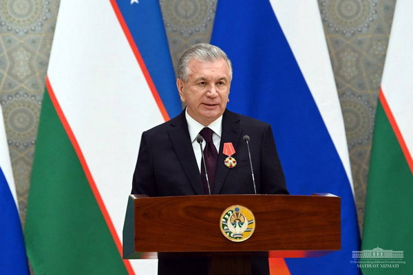 Президенту Узбекистана вручен орден Александра Невского