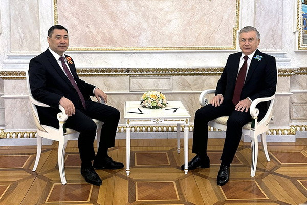 President of Uzbekistan discusses with the President of Kyrgyzstan topical issues of bilateral relations
