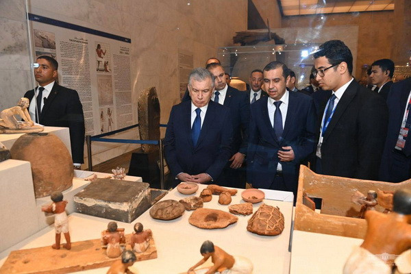 Shavkat Mirziyoyev becomes familiar with the exposition of the National Museum of Egyptian Civilization