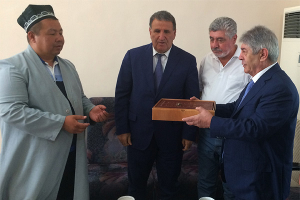 Azerbaijan hands over sacred Koran to Imam Al-Bukhari complex’s museum