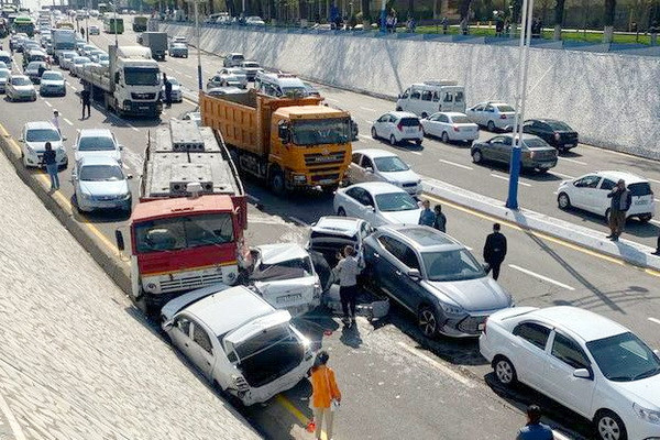 Some 15 cars collided in Tashkent