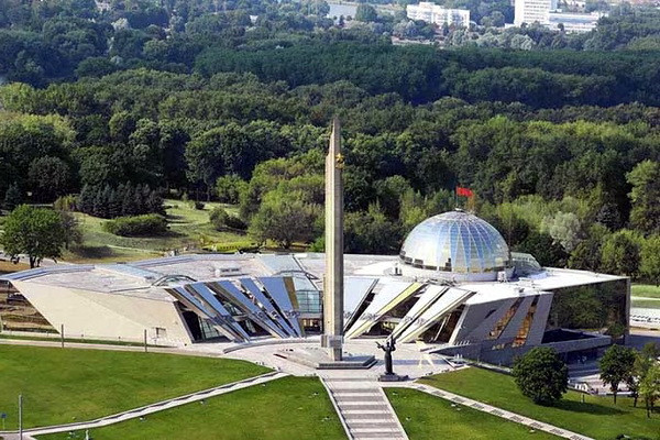 В Минске открылась выставка, посвященная вкладу узбекского народа в Великую Победу