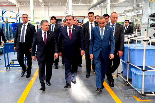 Президенты Узбекистана и Таджикистана посетили завод Artel