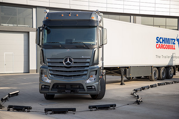 Mercedes-Benz Actros truck presented in Tashkent