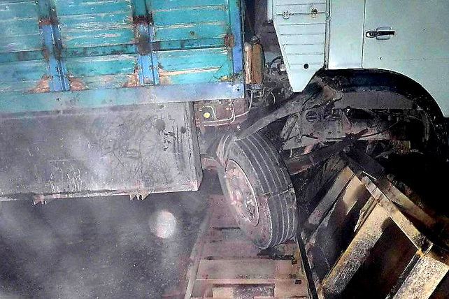 "Kamaz" haydovchisi avtohimoya to‘sig‘ini buzib, temir yo‘l kesishmasini kesib o‘tdi