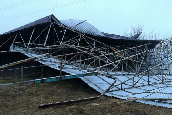 Более 130 тыс. потребителей двух областей остались без электричества
