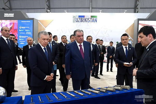 Presidents of Uzbekistan and Tajikistan get acquainted with “Made in Uzbekistan” exhibition