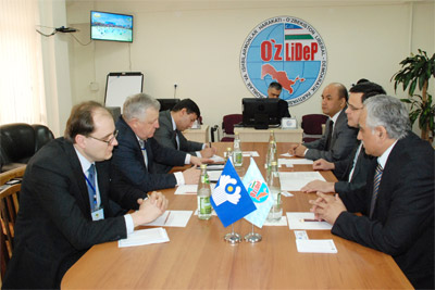 Представители УзЛиДеП провели встречу с наблюдателями от СНГ