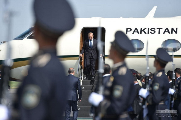Pakistan’s Prime Minister arrives in Uzbekistan