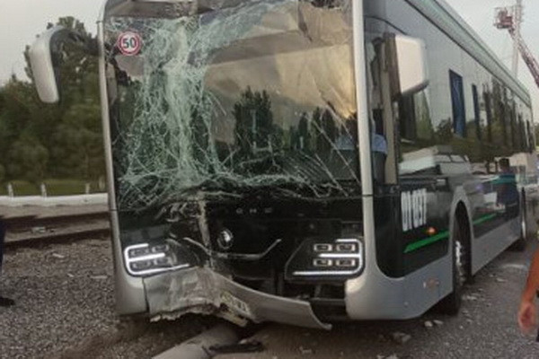 An electric bus crashed into a pole in Tashkent