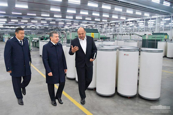 Шавкат Мирзиёев ознакомился с деятельностью современного прядильного предприятия