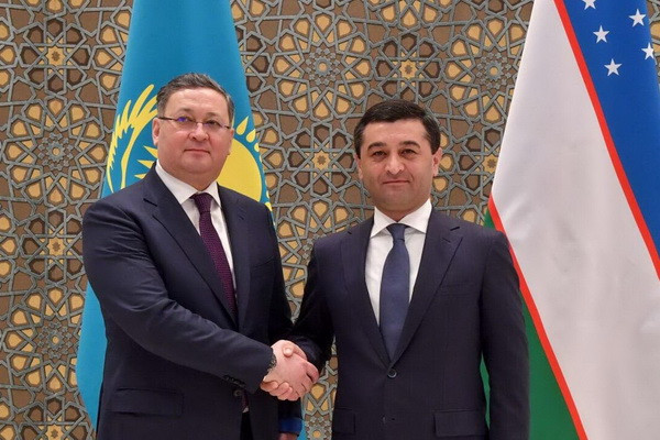 Kazakh Foreign Minister arrives in Uzbekistan