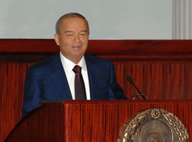 Uzbek President signs law to amend Constitution