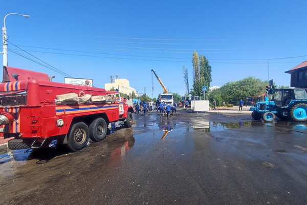 Подвалы и внутренние дороги 13 многоэтажных домов подтоплены в результате аварии на водопроводе
