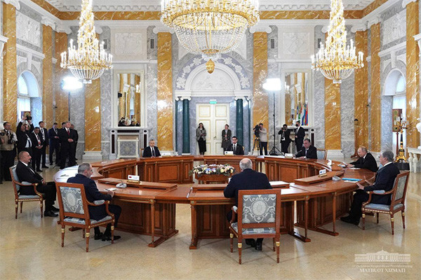 Президент Узбекистана принял участие в неформальном саммите СНГ
