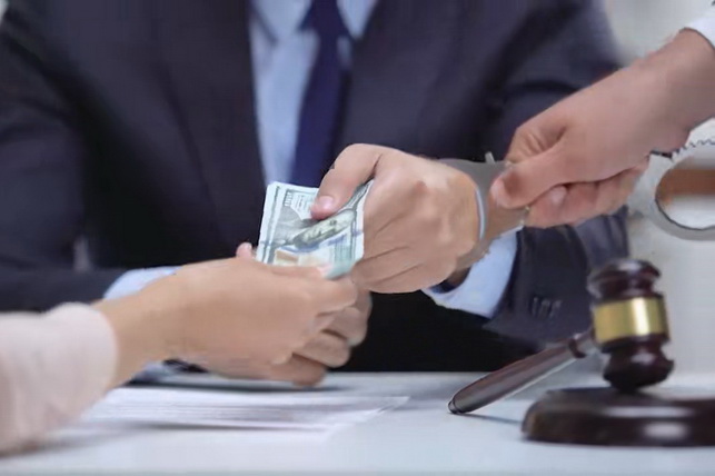 В Ташкенте задержан мужчина за попытку дать $10 тыс. взятки сотруднику правоохранительных органов