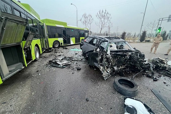 Автомобиль Tracker на большой скорости врезался в автобус