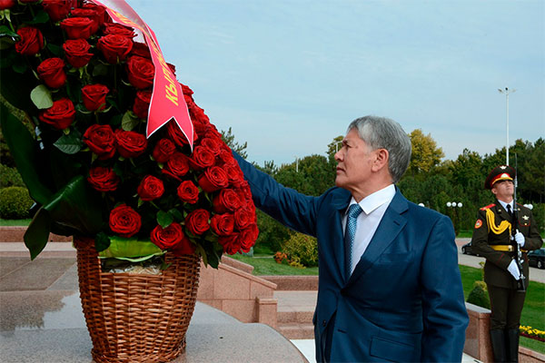 President of Kyrgyzstan visits Mustakillik square