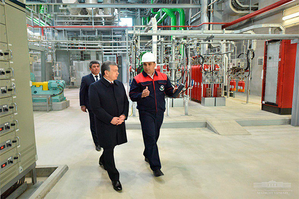 Президент ознакомился с ходом монтажа второй парогазовой установки в Навоийской ТЭС