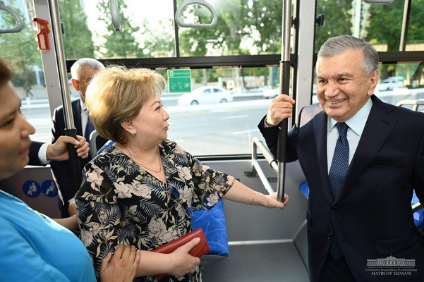 President travels by public transport and gets acquainted with the quality of services