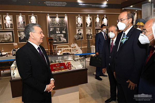 Shavkat Mirziyoyev visits the new exposition of the Museum of Glory