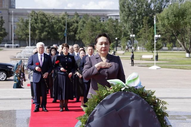 Parliamentary delegation of Uzbekistan lays flowers at the …