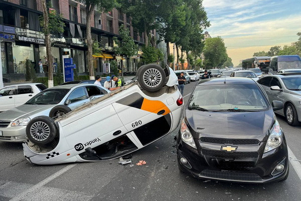 В Ташкенте произошло ДТП с участием четырех автомобилей